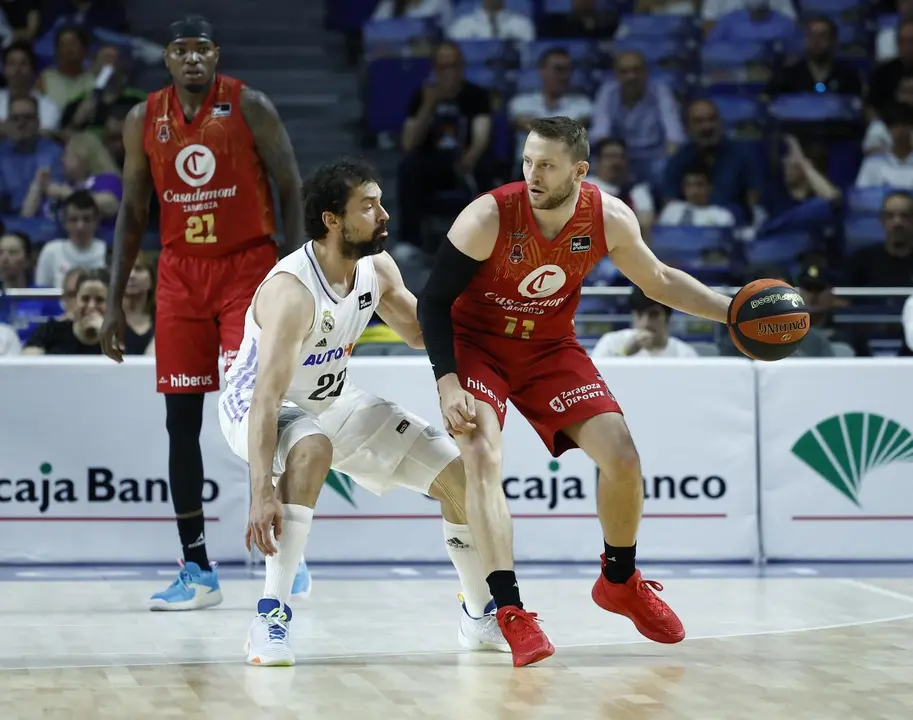 Marcel Ponitka, defendido por Sergi Llull | Foto: V&iacute;ctor Carretero