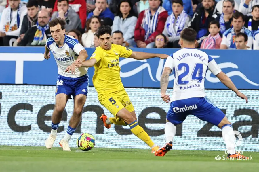 Clemente y Francho Serrano pujan por un bal&oacute;n en La Romareda | Foto: La Liga