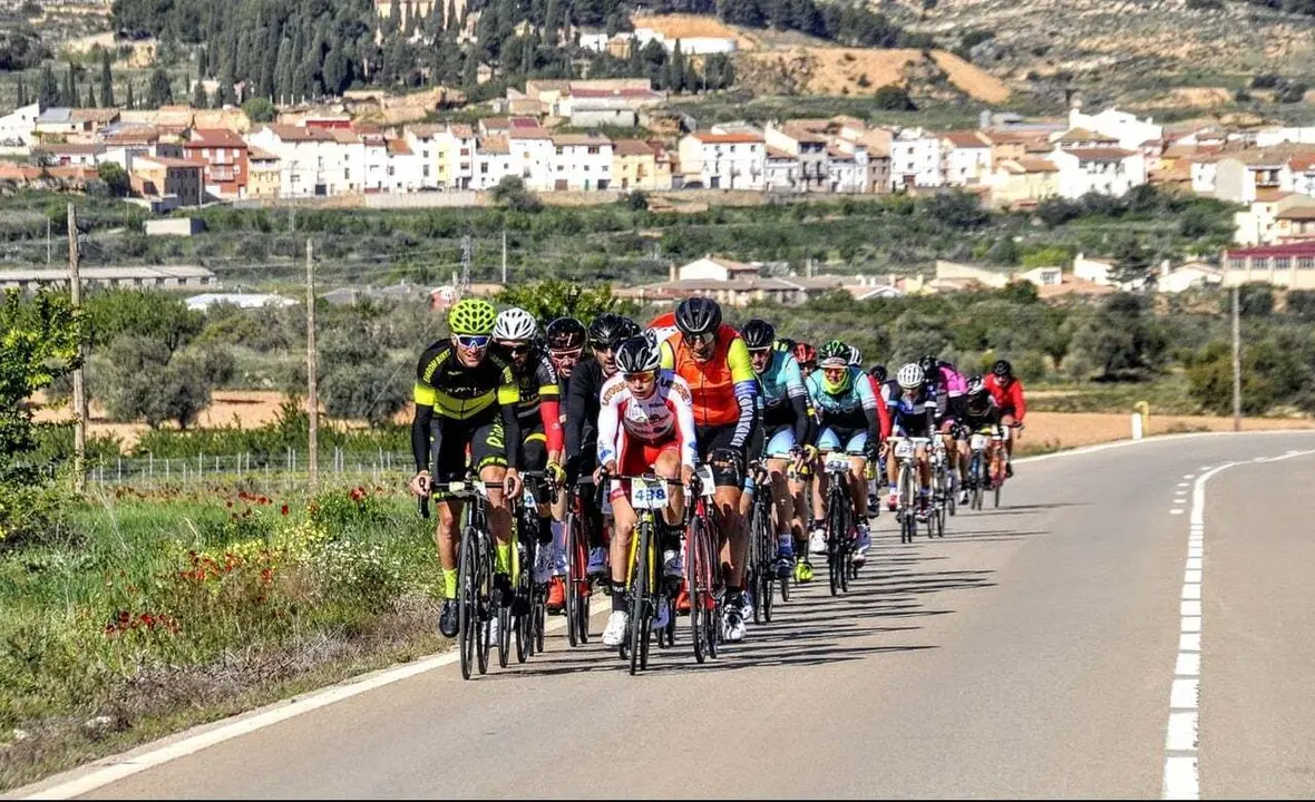 El pelot&oacute;n en una anterior edici&oacute;n de la Ses&eacute; Bike Tour que siempre tiene un car&aacute;cter solidario. Foto: Cedida