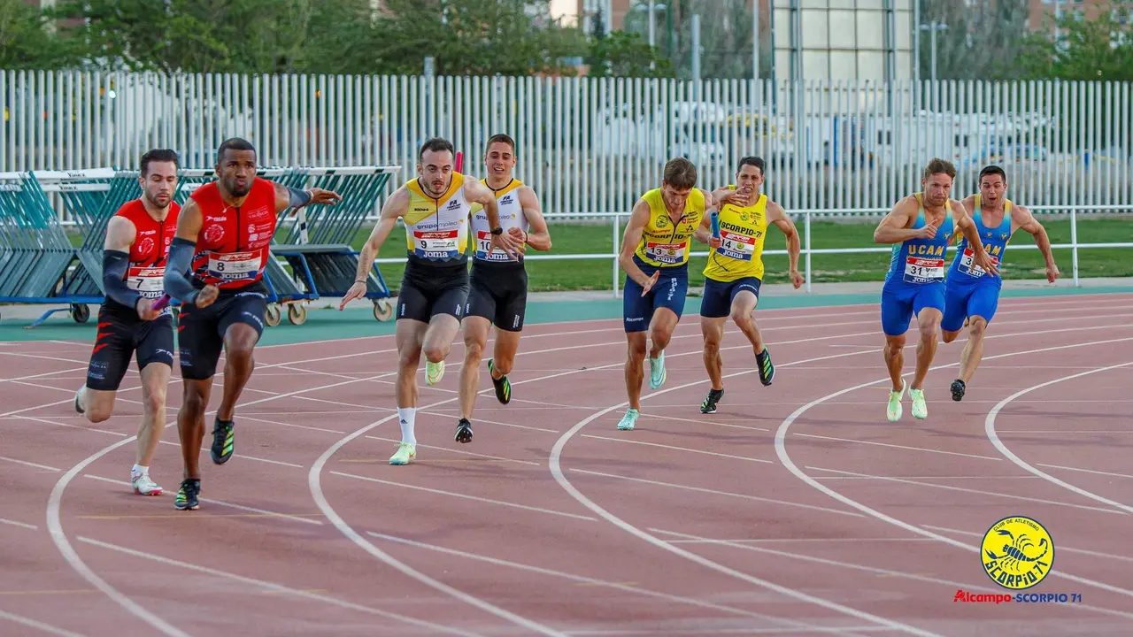 Relevo del 4x100 metros del Alcampo-Scorpio71. Foto: V&iacute;ctor Vieytes