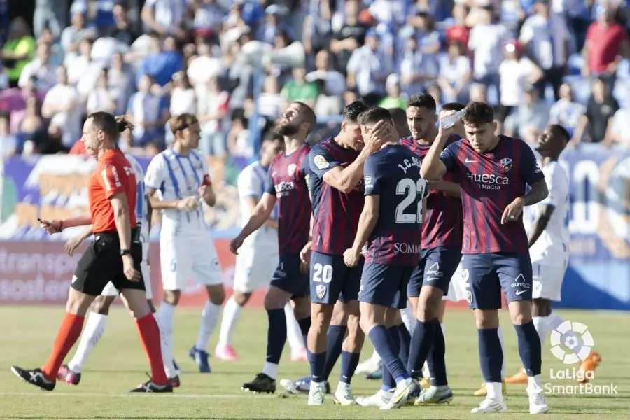 Salvador celebra de forma efusiva con Juan Carlos el gol del mediopunta que empat&oacute; el tempranero tanto de Karrikaburu. Foto: LaLiga