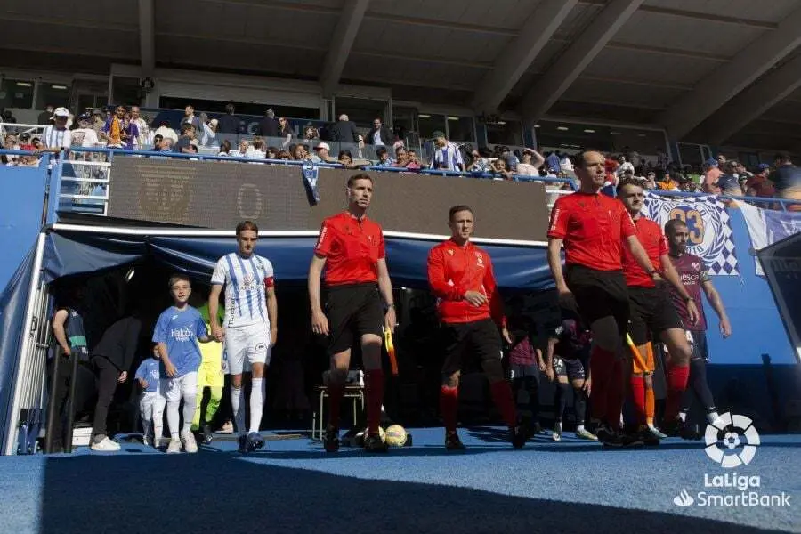 Gorostegui, triste protagonista del encuentro, salta al campo de juego en el Legan&eacute;s-SD Huesca. Foto: LaLiga