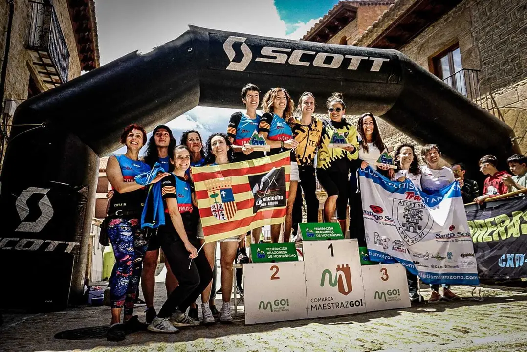 Podio femenino del campeonato en l&iacute;nea de clubes de Arag&oacute;n. Foto: FAM