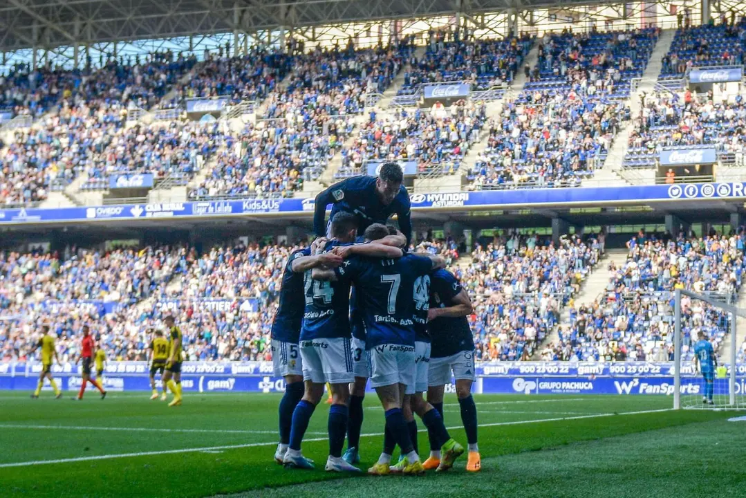 Los futbolistas del Real Oviedo celebrando el gol de la victoria ante el Real Zaragoza. | Foto: Real Oviedo