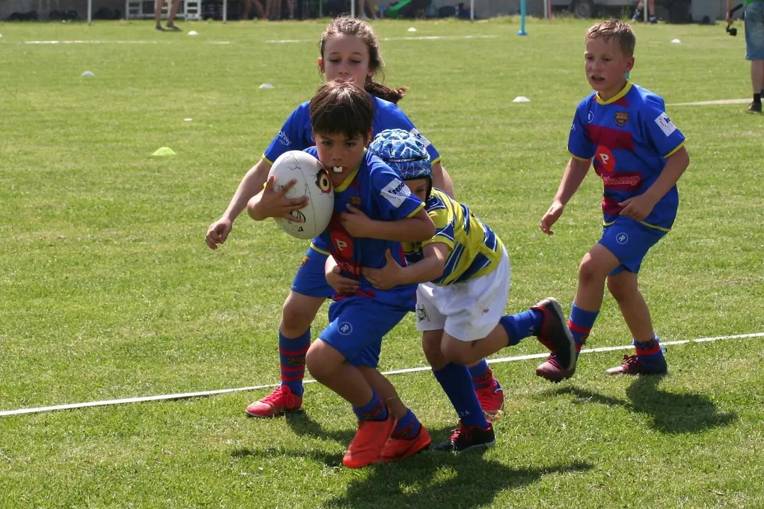 Imagen de una de las jugadas de la paasaada edici&oacute;n del Torneo irineos de rugby que tiene su sede en Jaca. Foto: Quebrantahuesos Rugby