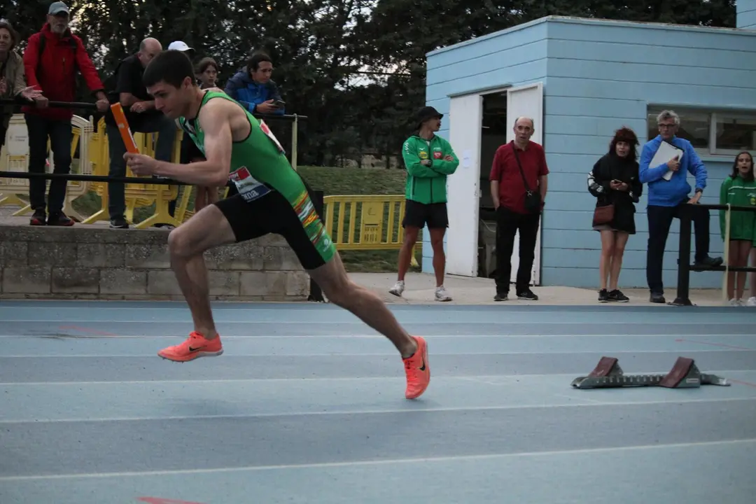 Uno de los relevistas del Intec Zoiti en el cuadrangular que le sirvi&oacute; a los oscenses para llegar a Madrid con dos victorias. Foto: Intec Zoiti