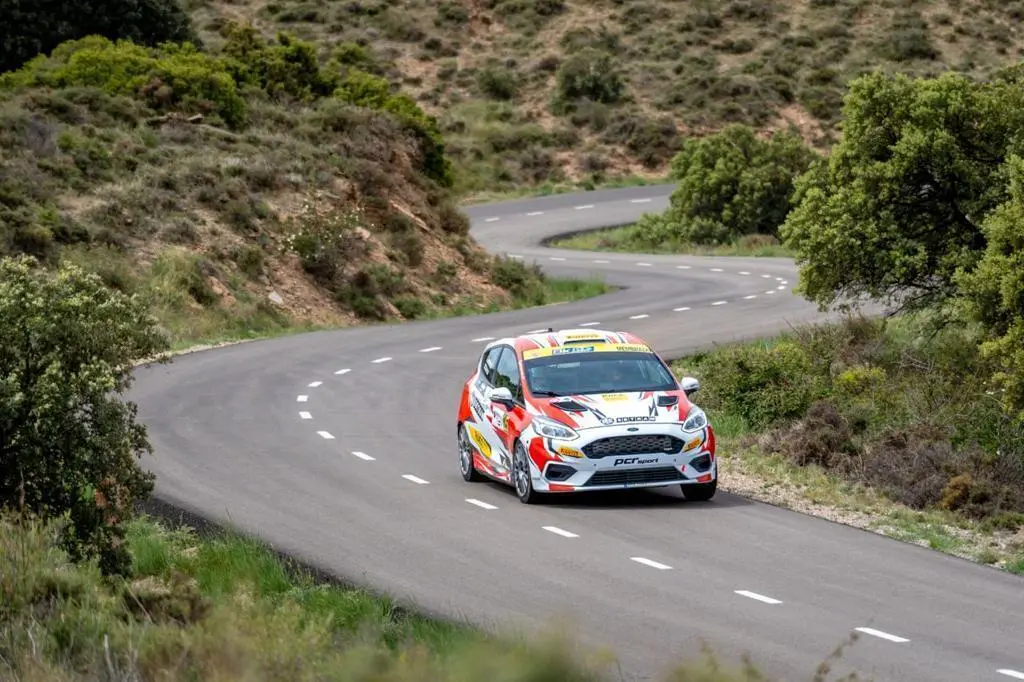 Membrado y Mu&ntilde;oz, con el coche con el que han ganado el Rally Sprint de Nueno. Foto: Cedida