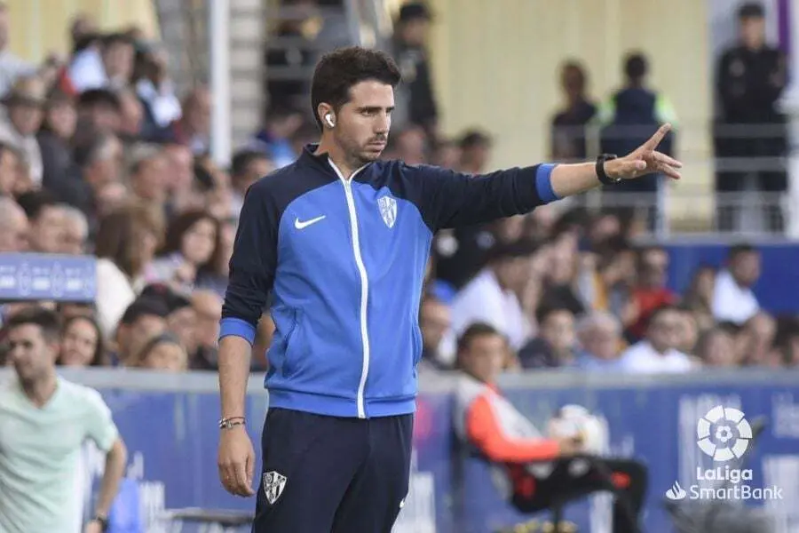 Sip&aacute;n, en la imagen, fue el t&eacute;cnico del Huesca sobre el c&eacute;sped con permanente conexi&oacute;n con Ziganda. Foto: LaLiga