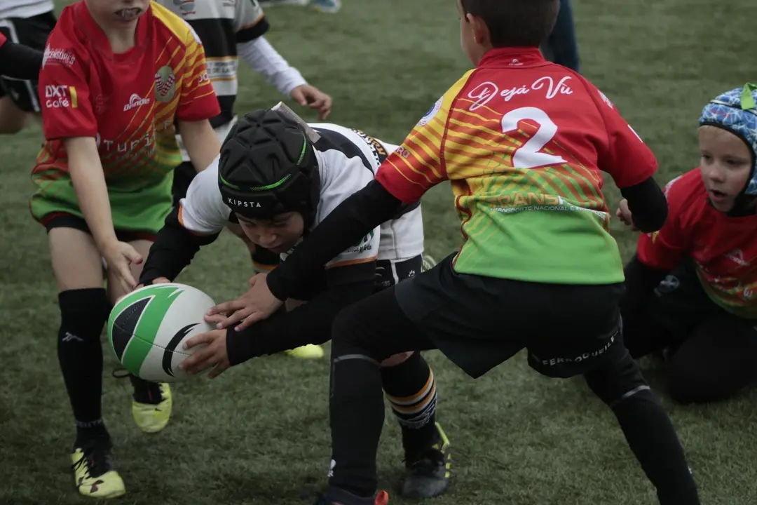 Imagen de uno de los partidos del Torneo Pirineos de rugby celebrado en Jaca. Foto: Cedida