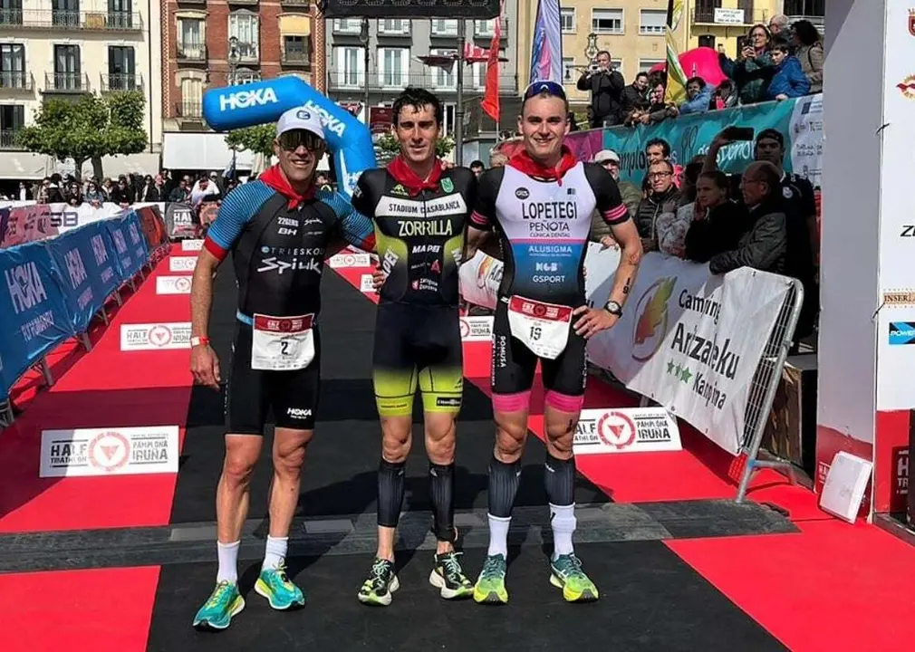 Zorrilla, en el centro de la imagen, con quienes le acompa&ntilde;aron en el podio del Media Distancia de triatl&oacute;n de Pamplona. Foto: Cedida