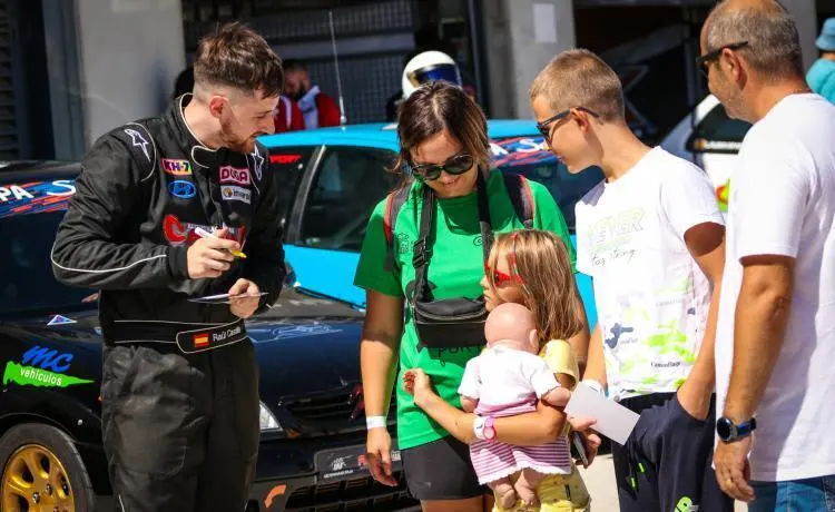 Un piloto firma un aut&oacute;grafo en una anterior edici&oacute;n del Napa Racing Weekend. Foto: Carlos Casimiro