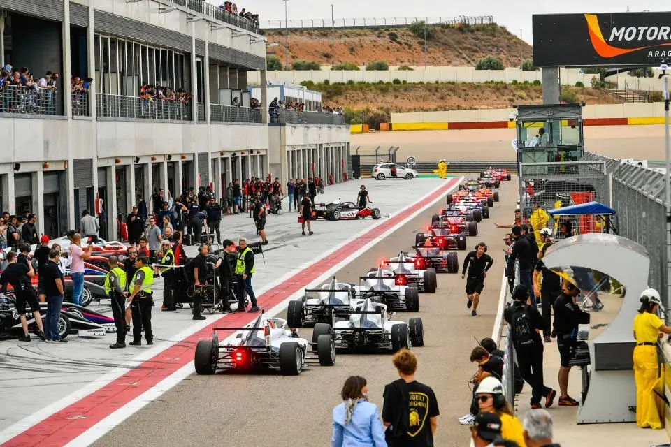 Boxes en el Napa Racing Weekend en el circuito de MotorLand. Foto: MotorLand