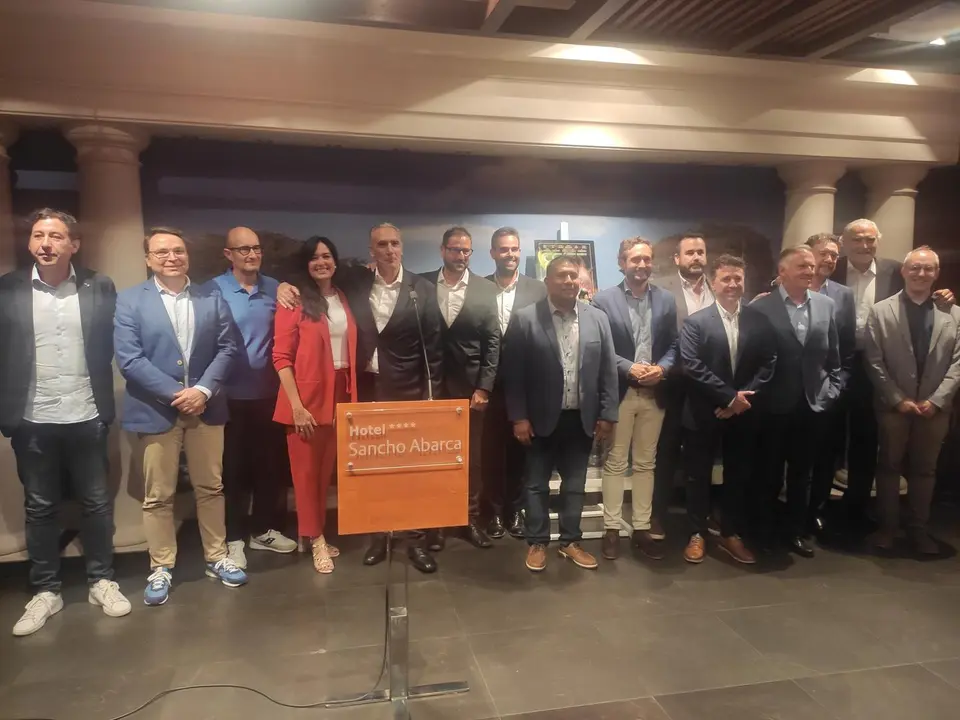 Fotograf&iacute;a de directivos del CB Pe&ntilde;as con la  previsible alcaldesa de Huesca y el pr&oacute;ximo presidente de la DPH. Foto: Sportaragon