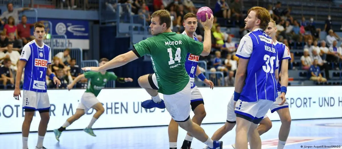 El nuevo pivote del Bada Huesca en un partido con el HC Motor. Foto: J&uuml;rgen Augst/Eibner/IMAGO