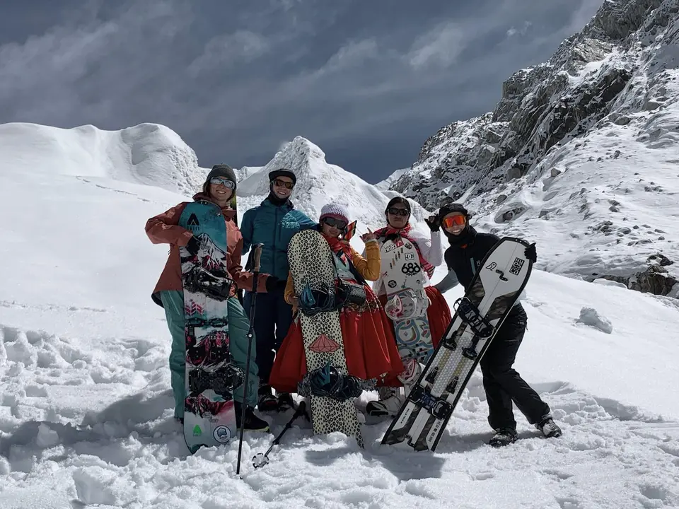 Ana Salvador, a la derecha de la imagen, con Paula Carro, Paz Senderos y las Cholitas escaladoras. Foto: Cedida