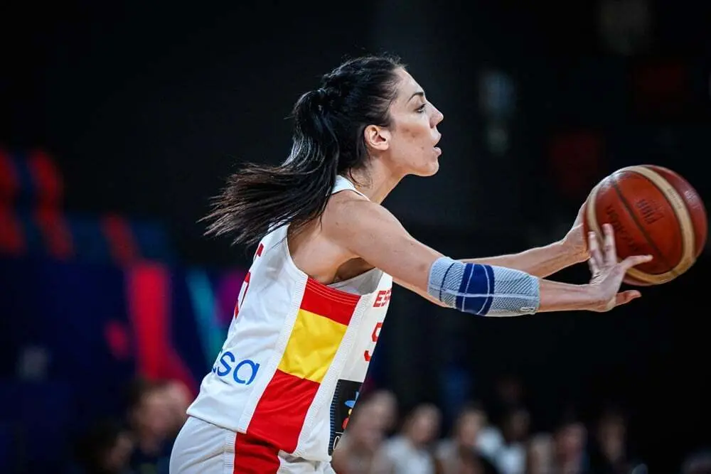 Cristina Ouvi&ntilde;a culmina una acci&oacute;n | Foto: FIBA