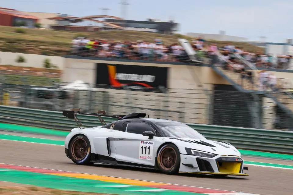 El R8, en la imagen, pilotado por Daniel Carretero y Pablo Yaragui fue uno de los grandes protagonistas del domingo en MotorLand. Foto: Cedida