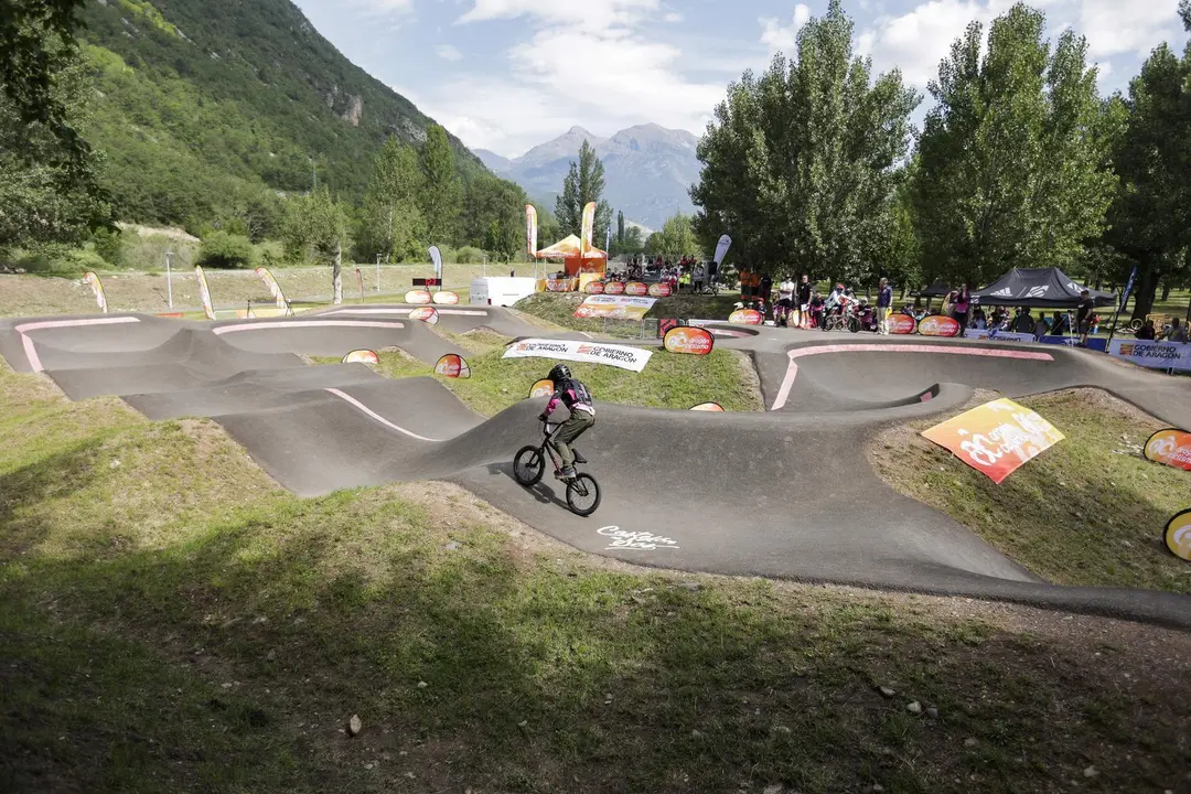 El pump track de Castej&oacute;n de Sos atrajo a numeroso p&uacute;blico este fin de semana. Foto: Cedida
