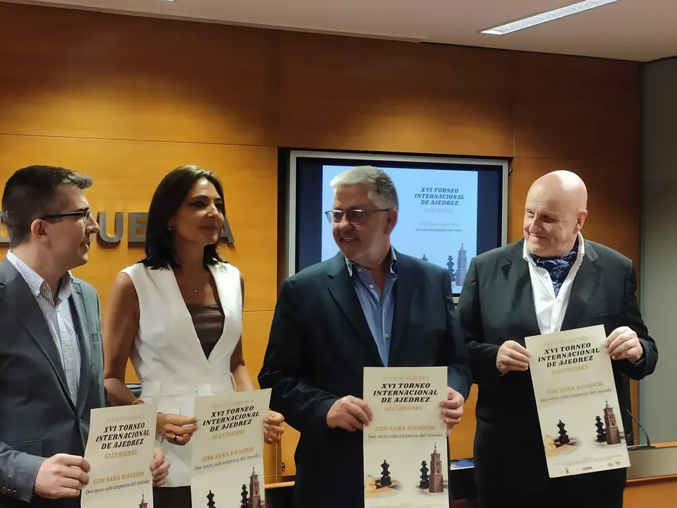 De izquierda a derecha Rub&eacute;n Cajo, la diputada Celsa Rufas, Pedro Su&ntilde;&eacute;n y Leontxo Garc&iacute;a. Foto: Sportaragon