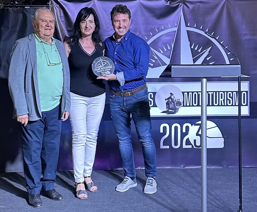 Fernando Blasco, a la derecha de la imagen, recibi&oacute; los premiios a dos de las propuestas presentadas para conocer la provincia sobre una moto. Foto: Cedida