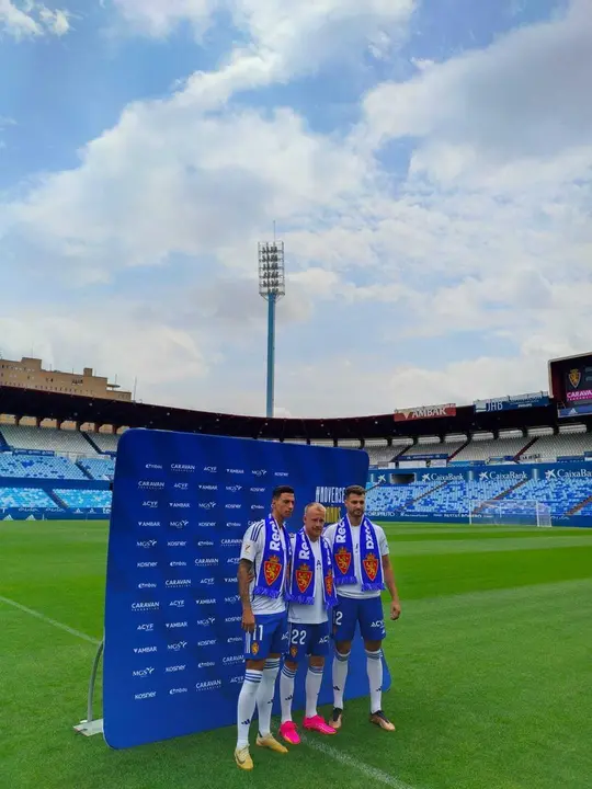 Maikel Mesa, Quentin Lecoeuche y Sinan Bakis, en su presentaci&oacute;n como nuevos futbolistas del Real Zaragoza. | Foto: Pablo Gomoll&oacute;n