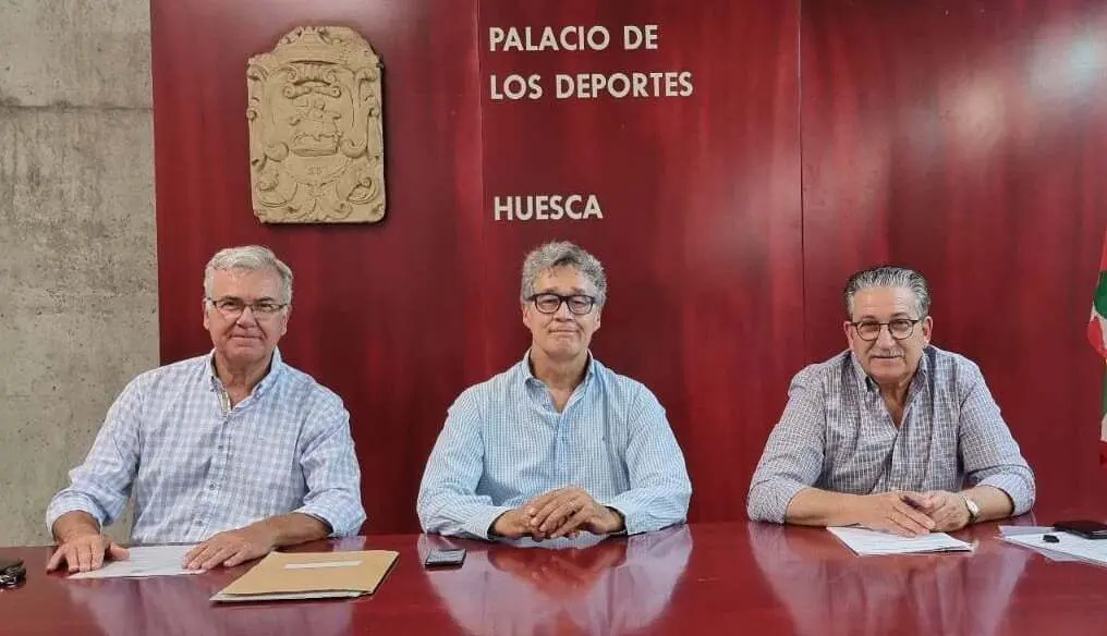 Pachi Gin&eacute; (centro) junto a miembros de su directiva.