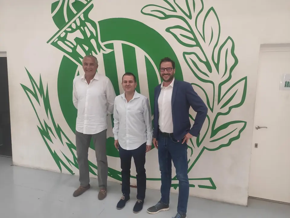 Rafa Sanz, en el centro de la imagen, con el presidente Lascorz y el director deportivo, Estiragu&eacute;s (i). Foto: Sportaragon