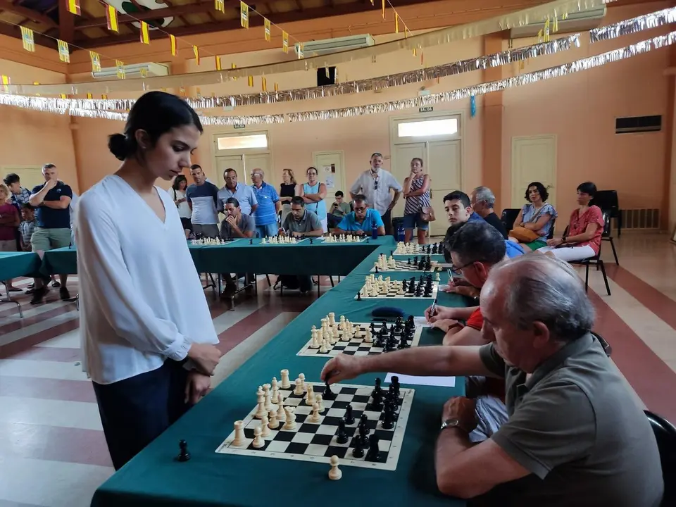 Sara Khadem durante una de las 19 simult&aacute;neas que jug&oacute; y gan&oacute; en el Torneo de Ajedrez de Alcubierre. Foto: Cedida