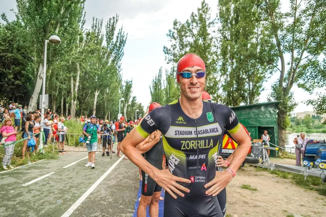 El triatleta del Stadium Casablanca Fernando Zorrilla, listo para el segmento de nataci&oacute;n en una prueba de triatl&oacute;n. Foto: Cedida