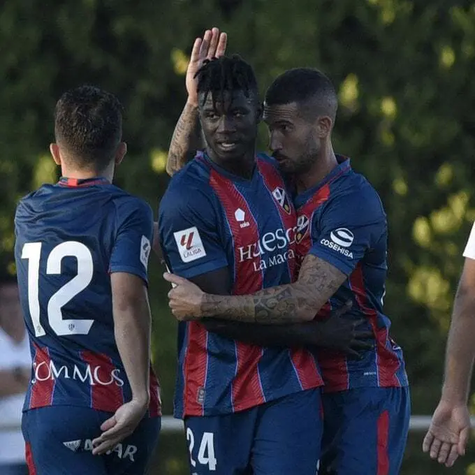 Obeng celebra un gol con el Huesca