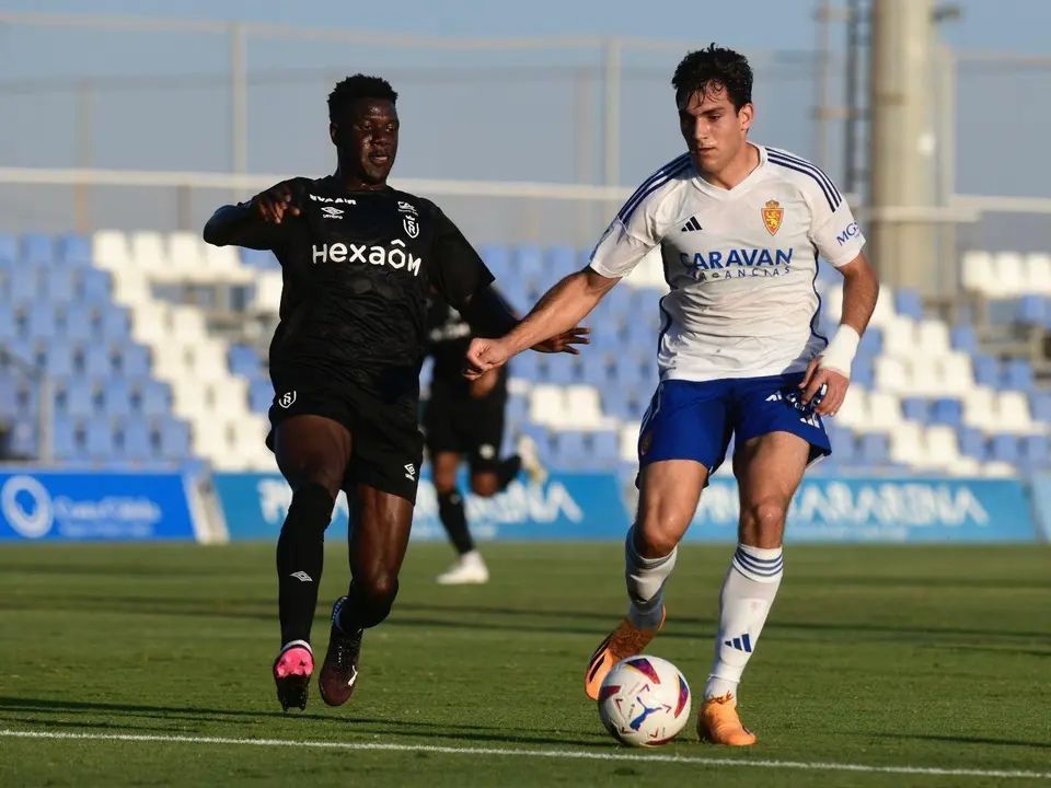 Iv&aacute;n Az&oacute;n busca el gol en el Pinatar Arena | Foto: Tino Gil / RZ