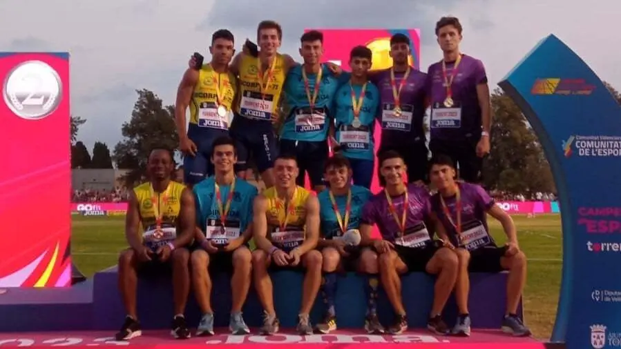 Equipo del 4x100 del Alcampo-Scorpio en los Campeonatos de Espa&ntilde;a celebrados en Valencia. Foto: Cedida