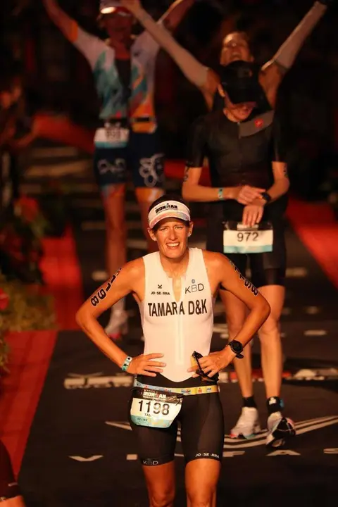 Tamara V&aacute;zquez entra en meta en el Ironman Haw&aacute;i de la pasada edici&oacute;n. Foto: Cedida