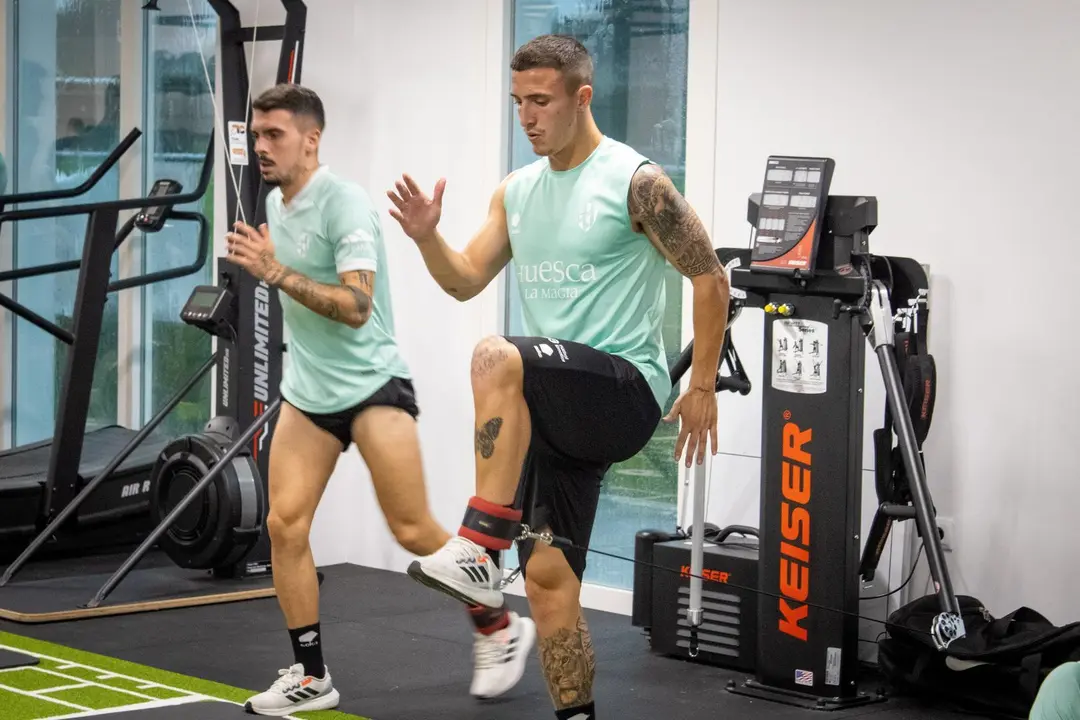 Joaqu&iacute;n y Escriche en un entrenamiento del Huesca en el gimnasio.  Foto: SD Huesca