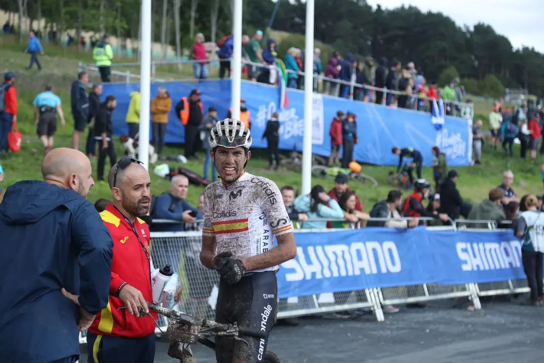 Roberto Bou, en la meta, contrariado por las aver&iacute;as que sufri&oacute; en el Mundial de Glasgow. Foto: Cedida