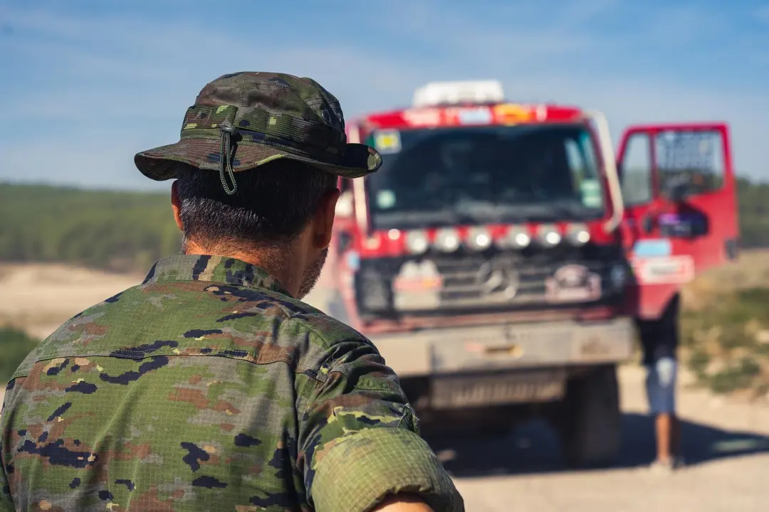Un militar observa a uno de los grandes todo terrenos que participan en una prueba espectacular. Foto: Cedida