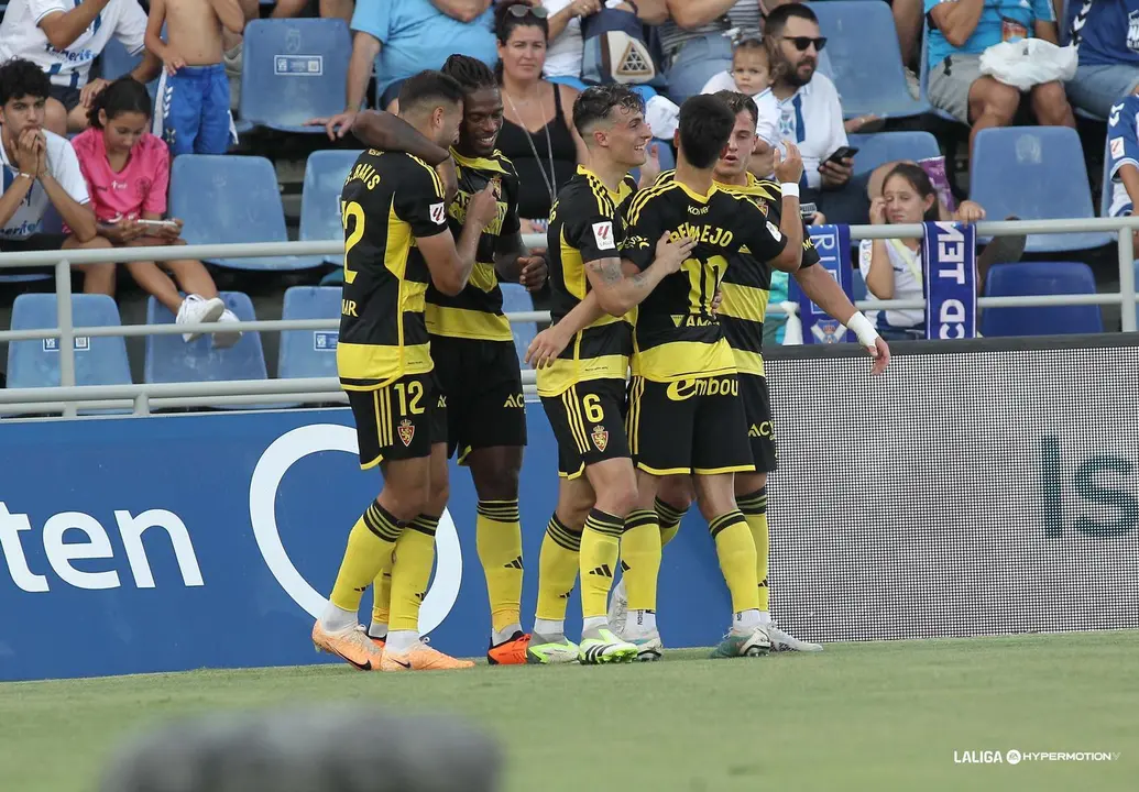 Los jugaores del Zaragoza se abrazan sobre el campo del Tenerife donde consigui&oacute; la tercera victoria de la temporada y firm&oacute; tres de tres. |&nbsp;La Liga