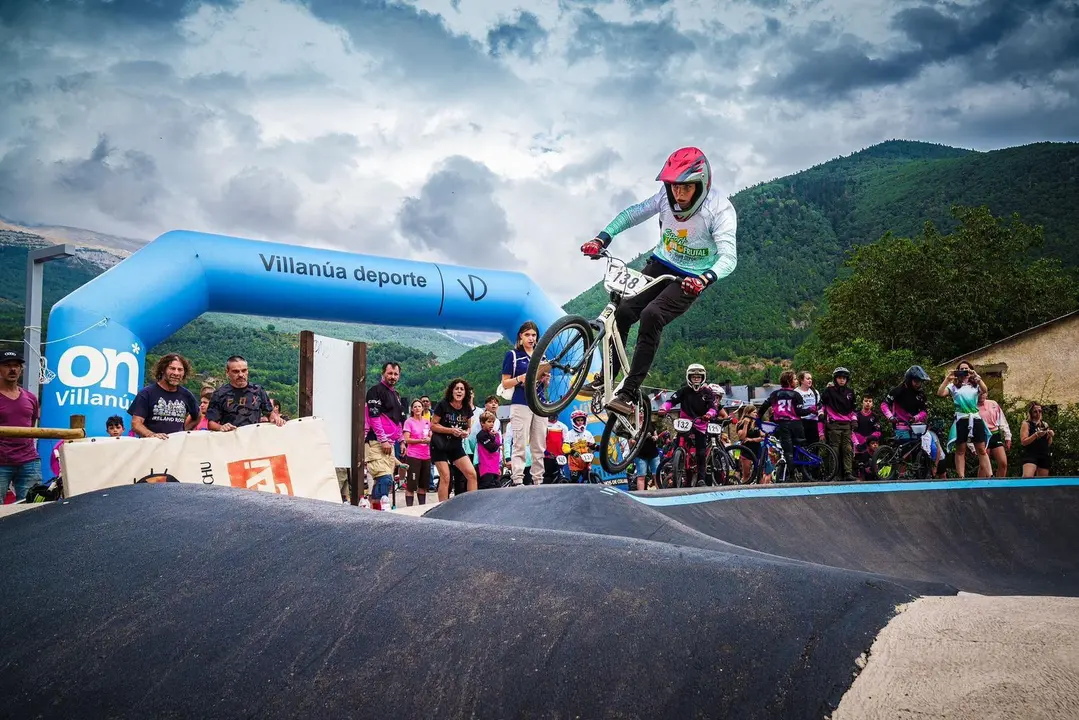 Los circuitos de pumptrack siempre dejan im&aacute;genes impresionantes. Foto: Villan&uacute;a Turismo-Yhabril Moro