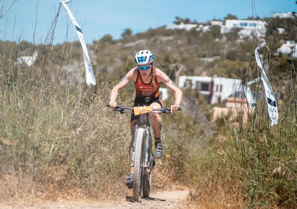 Marta Borb&oacute;n sobre la BTT durante una prueba. Foto: Cedida