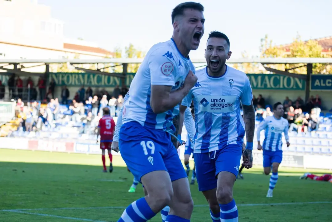 Ra&uacute;l Alcaina marca un gol con el Alcoyano