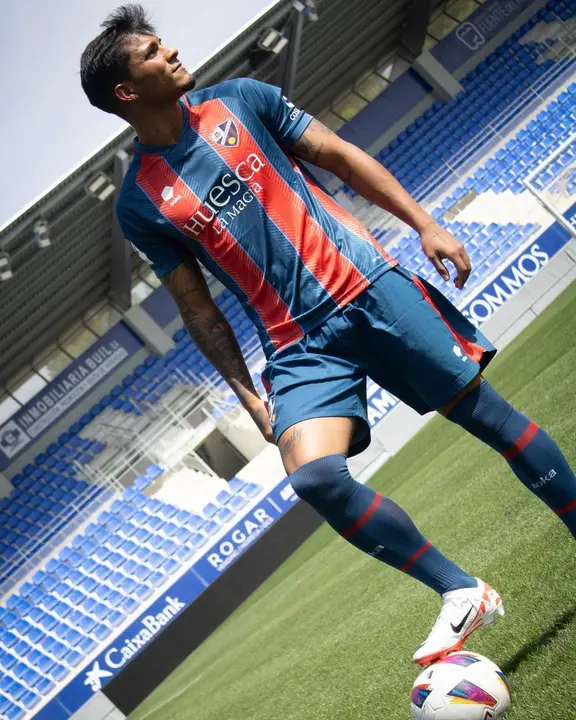 Jovanniy Bol&iacute;var, en su presentaci&oacute;n con el Huesca