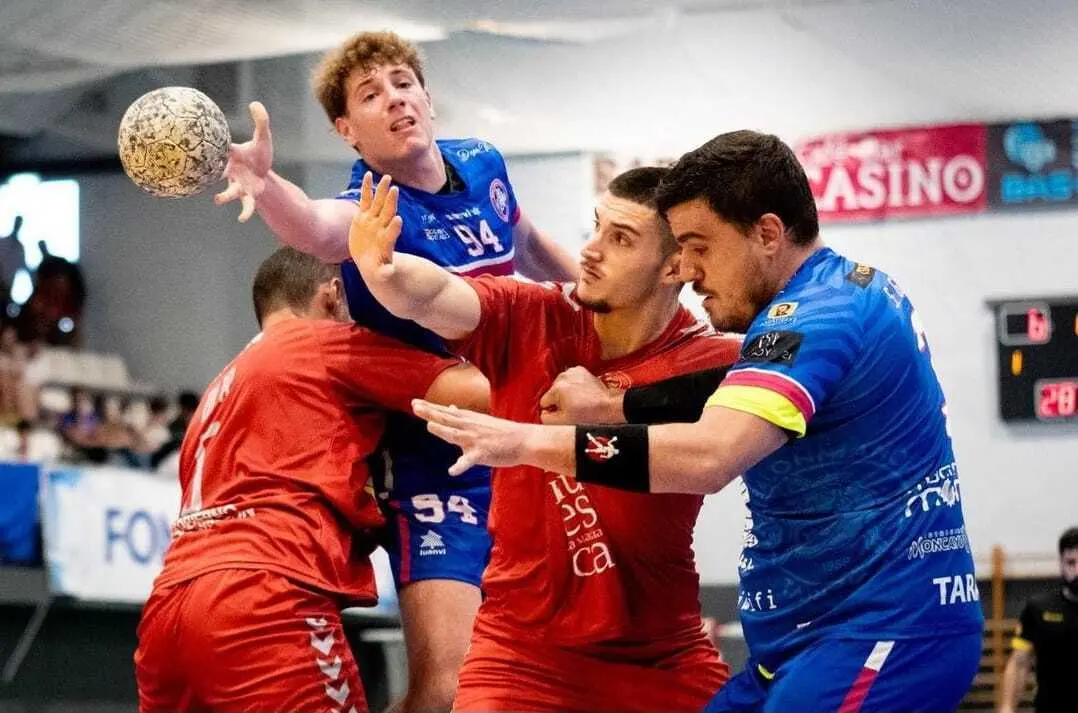 La defensa del Bada cierra la puerta al Tarazona en uno de los ataques del equipo zaragozano en el amistoso. Foto:  Ra&uacute;l L&oacute;pez Navarro/Instagram