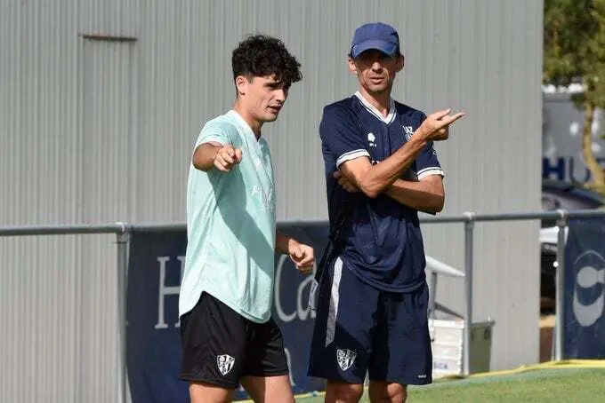 Javi Mier y Ziganda en el primer entrenamiento del jugador en Huesca