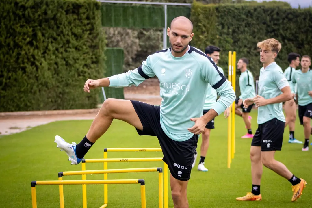 Jeremy Blasco en un entrenamiento con el Huesca en la temporada 23/24