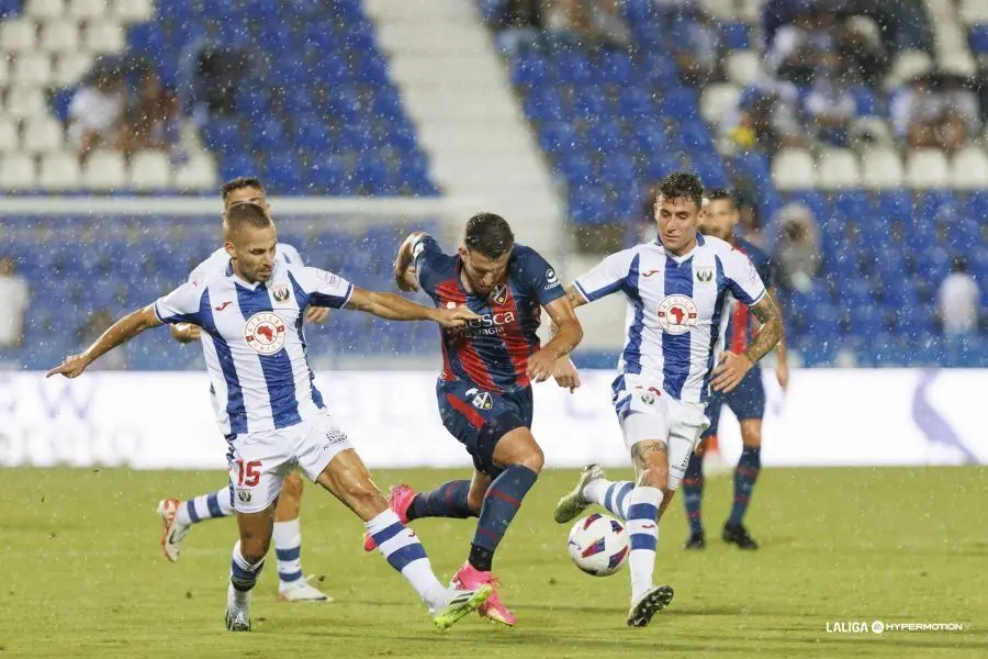 Valent&iacute;n busca superar a dos rivales en el Legan&eacute;s Huesca. Foto: LaLiga