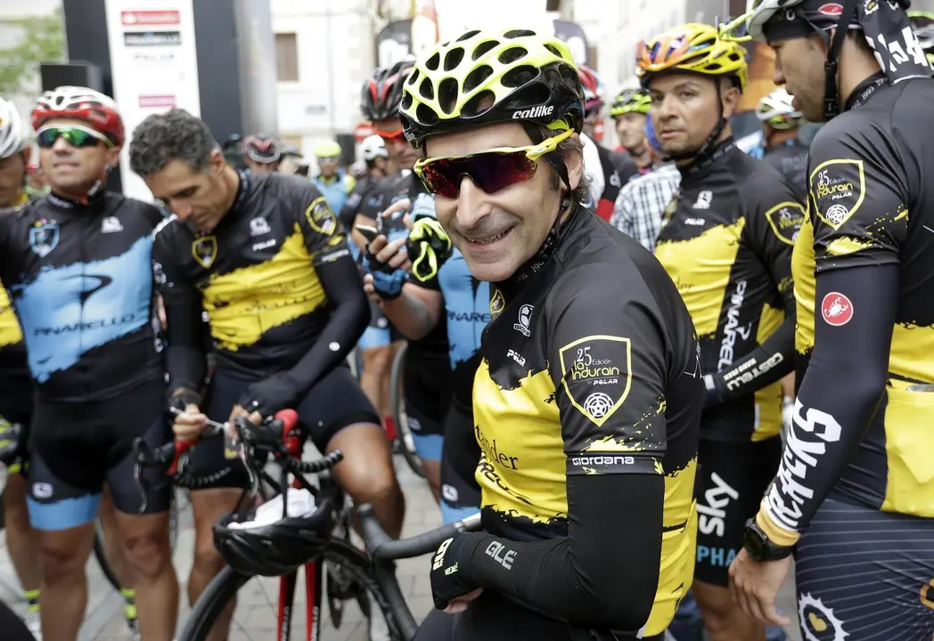 GRA012. VILLAVA (NAVARRA), 23/07/2016.- El exciclista profesional de Biescas, Fernando Escart&iacute;n (c), momentos antes de dar comienzo la marcha cicloturista Miguel Indur&aacute;in, m&aacute;s conocida como 'La Indur&aacute;in' que hoy cumple su edici&oacute;n n&uacute;mero 25, con la participaci&oacute;n de 1.800 corredores, y que se cre&oacute; en 1992 en homenaje al primero de los cinco Tour de Francia logrados por el ciclista navarro Miguel Indur&aacute;in (2i). EFE/Villar L&oacute;pez