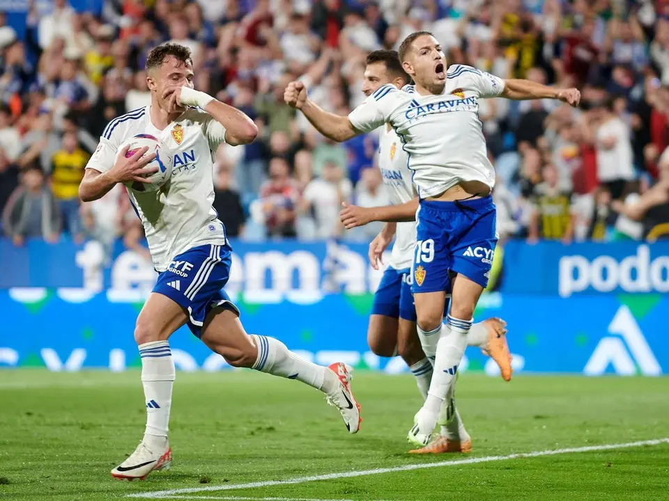 El Real Zaragoza empat&oacute; ante el Racing de Santander. En la foto, Manu Vallejo y Germ&aacute;n Valera celebran el gol del segundo | Foto: Tino Gil / RZ