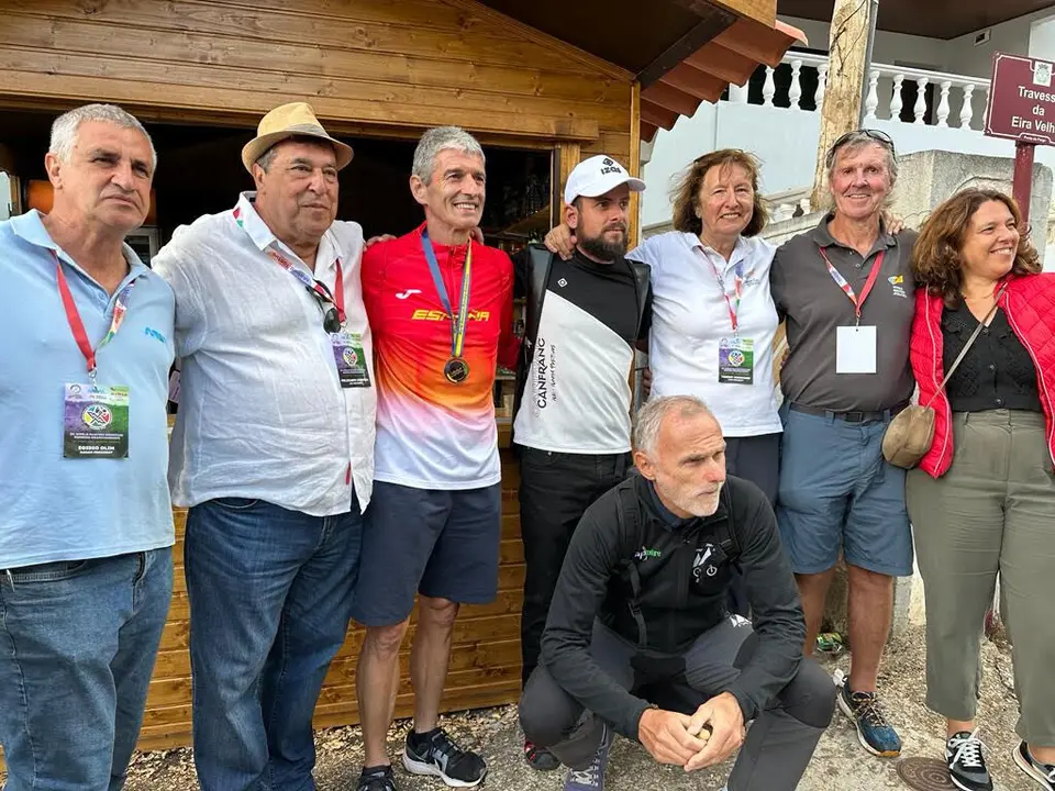 Alex Varela, cuarto por la derecha de pie, recogi&oacute; el testigo del Mundial de veteranos en Madeira. Foto: Nancy Hobbs 