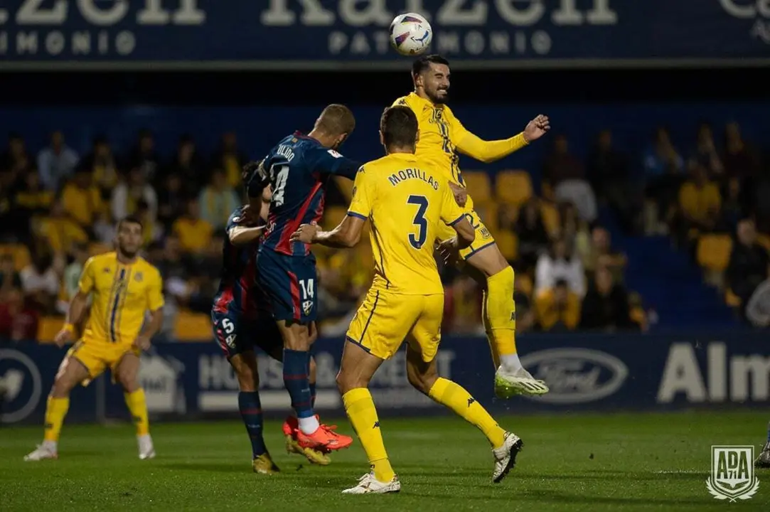 Pulido y Morillas pugnan por un bal&oacute;n en el partido entre el Alcorc&oacute;n y el Huesca