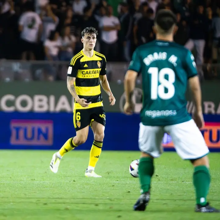 Alejandro Franc&eacute;s en un duelo de esta temporada | Foto: Tino Gil / Real Zaragoza.